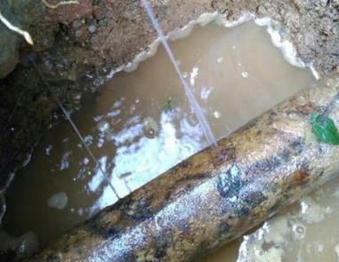 连山楼顶渗水维修公司分享下地暖漏水的原因及检测方法。